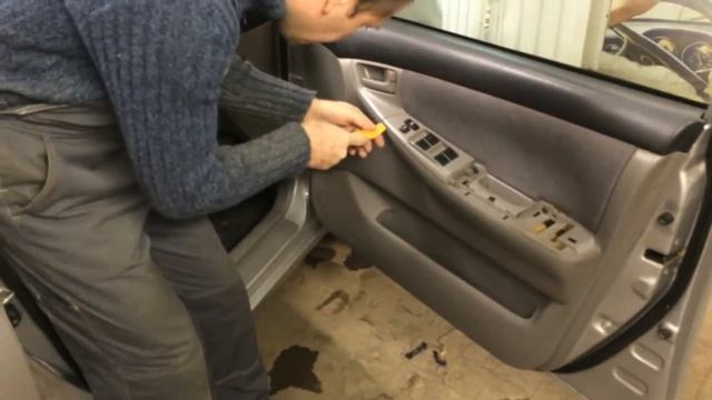 Разбор обшивки передней двери toyota corolla 2001 смотреть онлайн