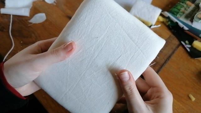 1:12 Scale Dollhouse Mattress from kitchen sponges (NO SEW TUTORIAL) смотреть онлайн
