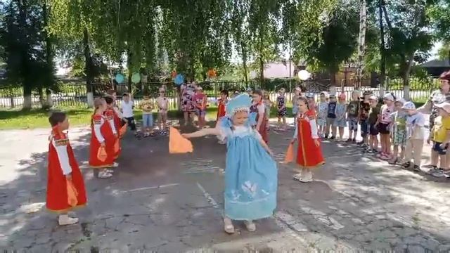 День рождение России!Исполняют танец мои девочки гпуппа "Бабочка " смотреть онлайн