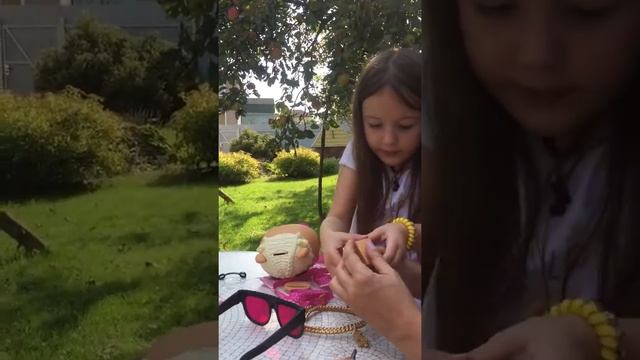 Даша разворачивает коробку с большим питомцем Лол смотреть онлайн