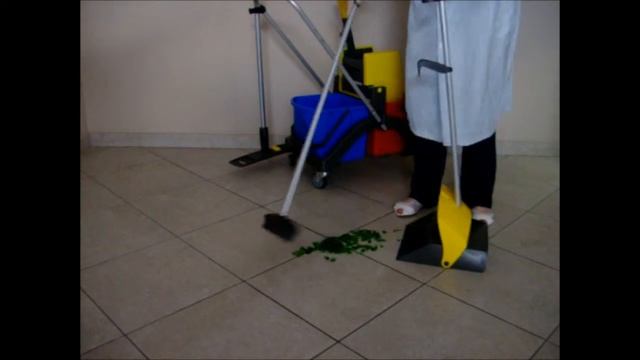 10 Уборка разбитого стекла с пола скребком с совком смотреть онлайн