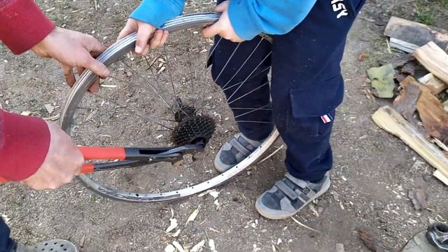 Как снять кассету звёздочек заднего колеса велосипеда . смотреть онлайн