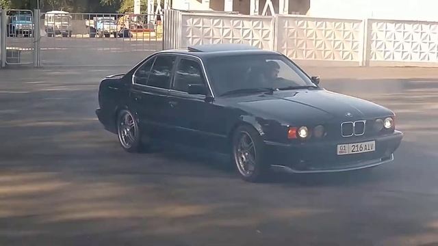 БМВ Е34 525 смотреть онлайн