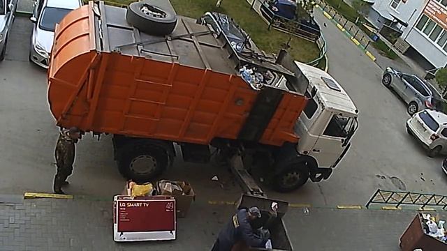 Как вывозят мусор в нашем доме. 8 баков с двух подъездов! смотреть онлайн