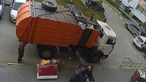 Как вывозят мусор в нашем доме. 8 баков с двух подъездов!