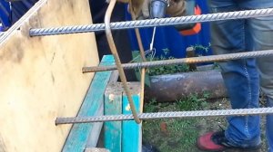 Вяжем арматуру на сваи под ростверк