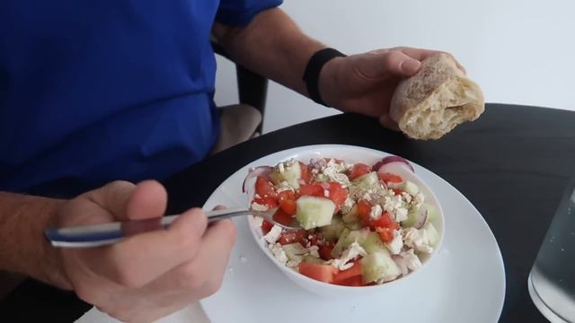 Making a Serbia Shopska Salad! смотреть онлайн