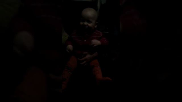 малыш злится