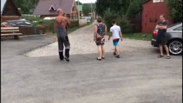 Тракторист давит людей и громит дом смотреть онлайн