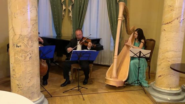 Velvia Music.Выступление в издательстве "Аргументы и факты" И.Пахельбель "Канон ре мажор" смотреть онлайн