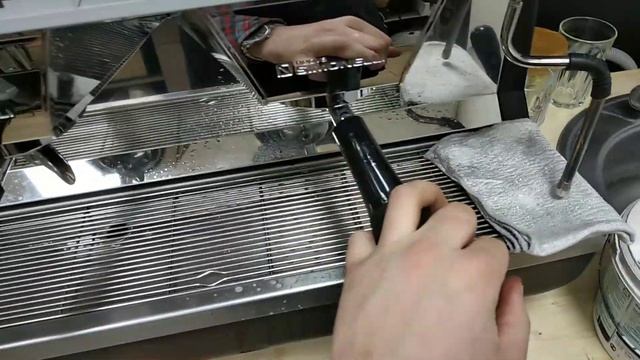 Чистка группы кофемашины Nuova simonelli appia 2 смотреть онлайн
