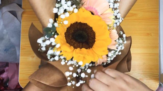 How to wrap a flower bouquet - 1 sunflower 3 daisy gerbera смотреть онлайн