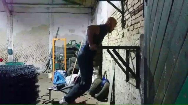 Отжимания на брусьях с дополнительным весом смотреть онлайн