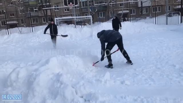 Дети чистят детскую площадку от снега, для игр в футбол. По ул.Кирова.16 Правдинск.14.02.2021 смотреть онлайн