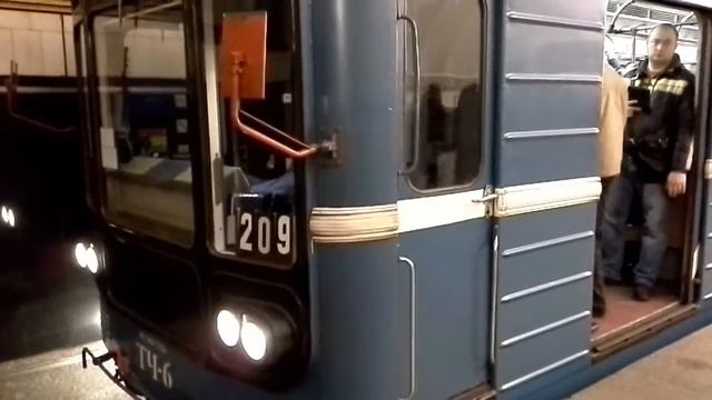 Электропоезд 81-717 номерной 209 прибывает на ст.метро Чёрная речка смотреть онлайн