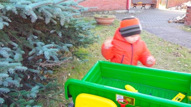 Машина сломалась отлетело колесо! Малыш пришел на помощь и помогает Маме починить машину