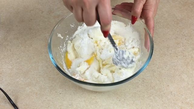 Песочный пирог с нежной, творожно-маковой начинкой. смотреть онлайн