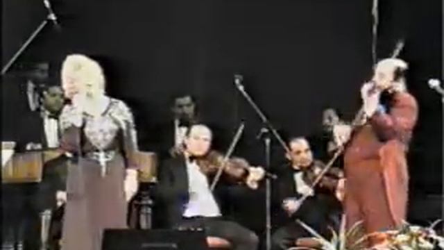 Voros Kalman es zenekara, Pinter Gyorgyi enekel: Kinyilt mar a szarkalab... смотреть онлайн