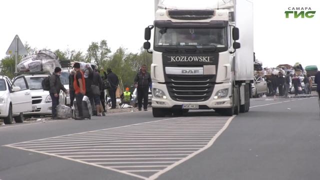 На границе Самарской и Оренбургской областей ликвидируют огромную пробку смотреть онлайн