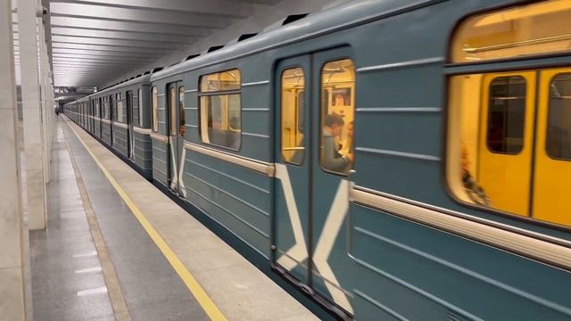 «Вернулся на ЗЛ!»81-717/714.5М 2550-2570 отправляется от станции «Каширская» смотреть онлайн