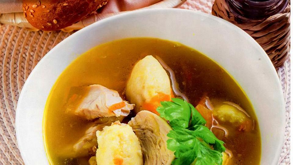Куриный суп с манными клецками. Согреет в морозный день. смотреть онлайн