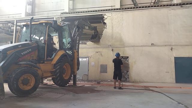 Демонтаж экскаватор-погрузчиком