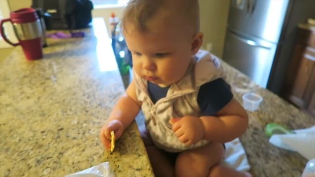 BABY DANCES TO COUNTRY MUSIC! смотреть онлайн