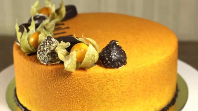 Торт праздничный велюровый, украшенный конфетами и физалисом смотреть онлайн