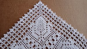 Филейная салфетка "Цветы во льду" размер 21 см на 21 см.