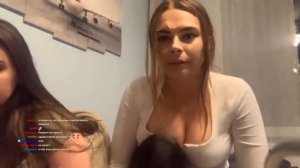 Пуговица расстегнулась и показала что там есть -Михалина-твич лутьшее