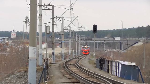 Городской электропоезд ЭД4М-0027 сообщением Екатеринбург-Сорт. - Керамик с приветливой бригадой смотреть онлайн