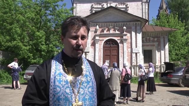 Первый молебен в честь престольного праздника у стен закрытого Владимирского храма Вологды смотреть онлайн