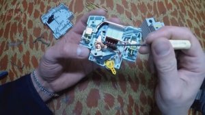 Автоматический выключатель IEK что внутри.