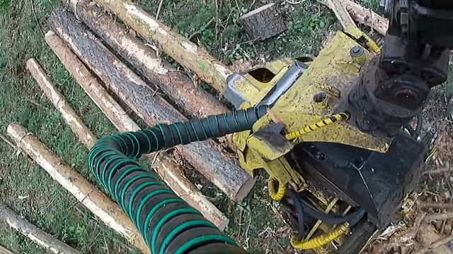 Харвестер в деле. харвестерная головка в работе. Ближний план.