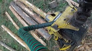 Харвестер в деле. харвестерная головка в работе. Ближний план.