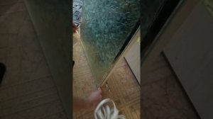 Как снять зеркало приклеенное на двухсторонний скотч