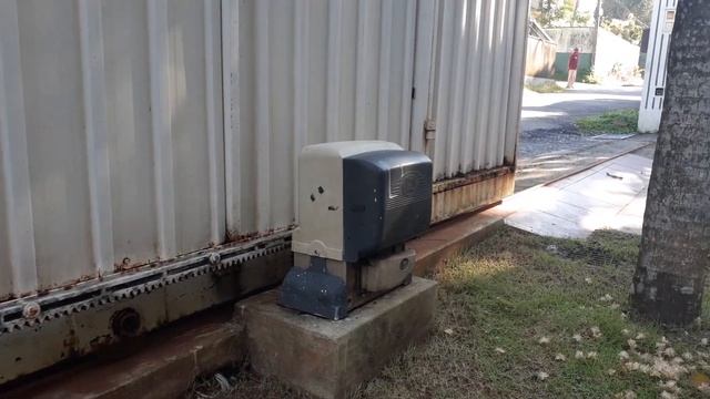 Google Assistant Powered Sliding Gate смотреть онлайн
