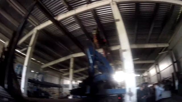 Работа автоманипулятора Scania в цеху смотреть онлайн