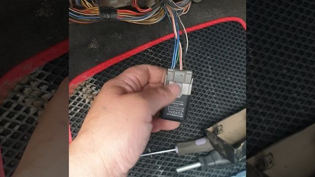 Где находится предохранитель и реле бензонасоса Toyota Caldina ET196 1995г смотреть онлайн