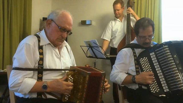 SchweizerVolksmusik im Innerschweizer Stil Schwyzerörgeli/Handorgelduett Rogenmoser - Herger смотреть онлайн
