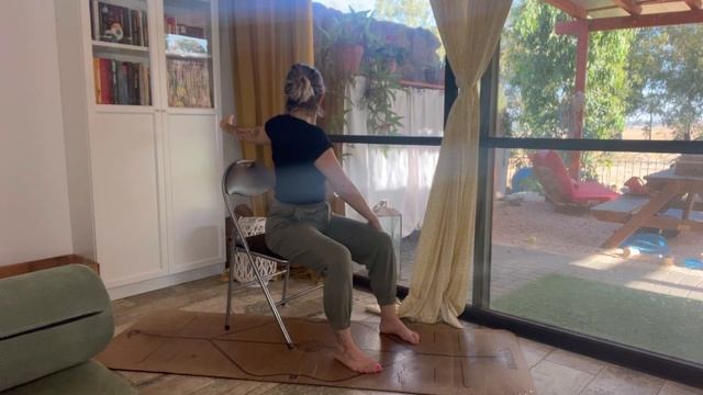 Растяжки на стуле / офисная гимнастика смотреть онлайн