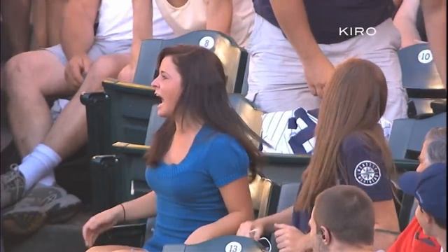 A fan is very excited to touch Ichiro смотреть онлайн