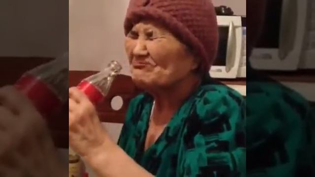 Бабушка пьёт впервые пьёт колу смотреть онлайн