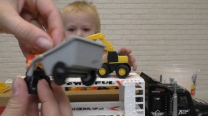 Малыш Саша играет в песок дома с машинками