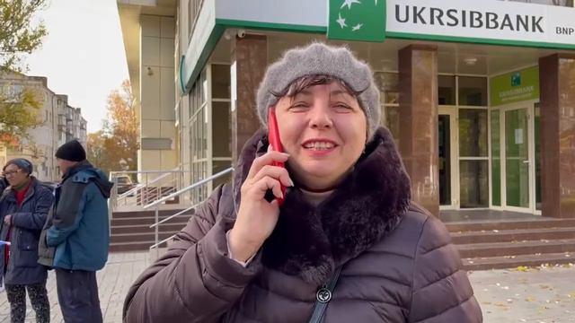 В Херсоне начала пробиваться связь – жительница освобожденного города звонит своему сыну. смотреть онлайн