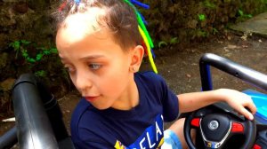 Дети играют и катаются на машинках | Children play with toy cars