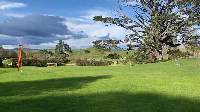 Peek through Hobbiton, New Zealand смотреть онлайн