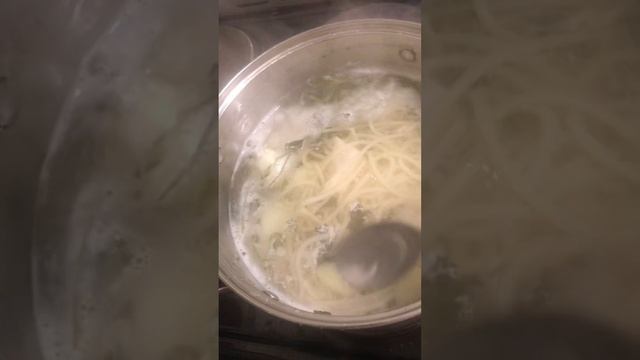 Куриный суп домашний! #еда #домашняяеда #суп #курица #картошка #спагетти #зелень #соль #вкусно