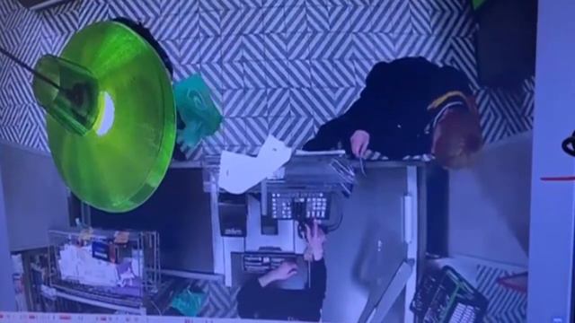 Житель Энгельса потратил деньги из найденного кошелька и с чужой карты смотреть онлайн