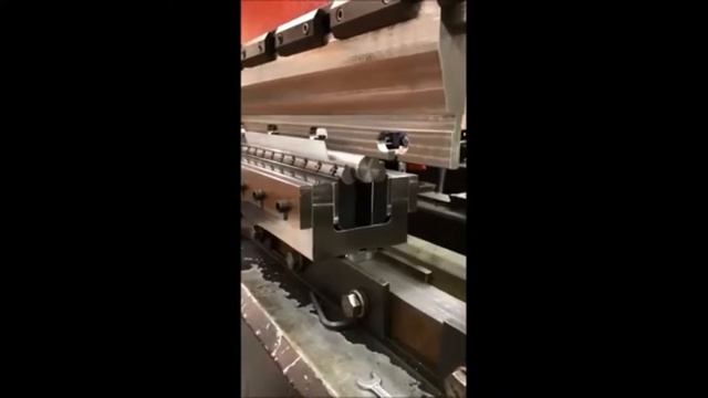 Гибка листа металла в овал с помощью адаптера на пуансон Rolleri смотреть онлайн